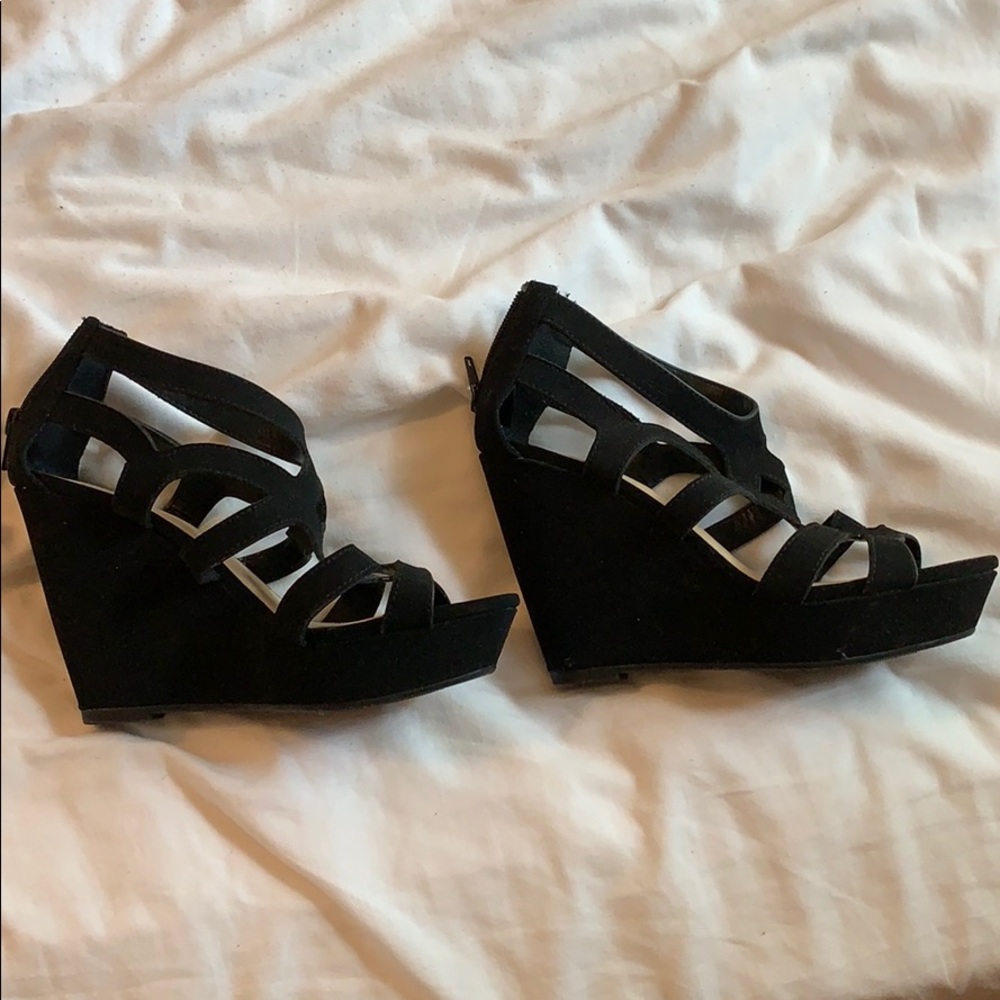 Black wedges